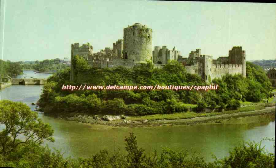 England - Angleterre - Pembroke Castle is dominated by the imposing moated Norman Castle -- CPA 