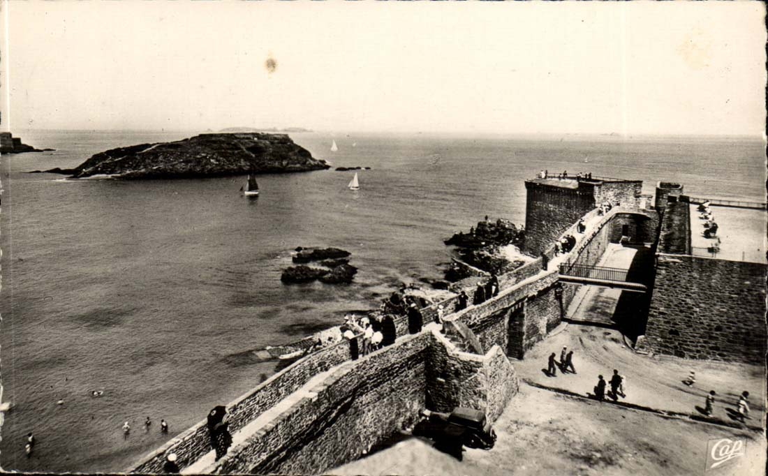 St-Malo — Les Remparts et le Grand Bey — C.A.P. (551) Paris