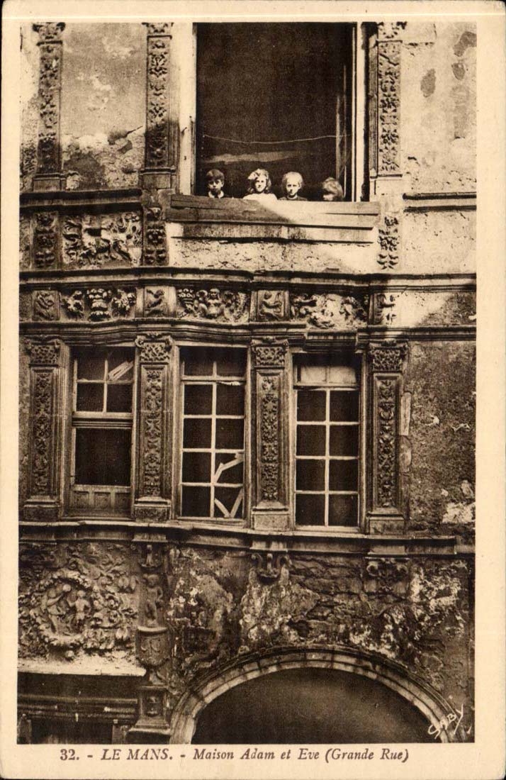 Le Mans - Maison Adam et Eve (Grande Rue) — façade ornée, enfants au balcon — Gaby, Nantes, n°32