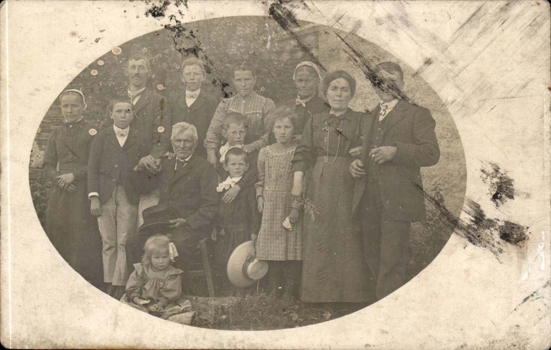Groupe familial — photographie en noir et blanc — éditeur non identifiable