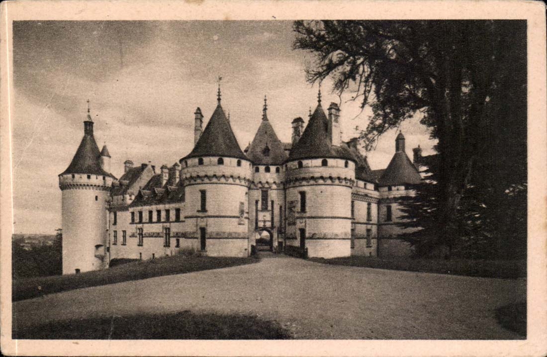 Château de Chaumont-sur-Loire — L'Entrée — Service Commercial Monuments Historiques, Paris