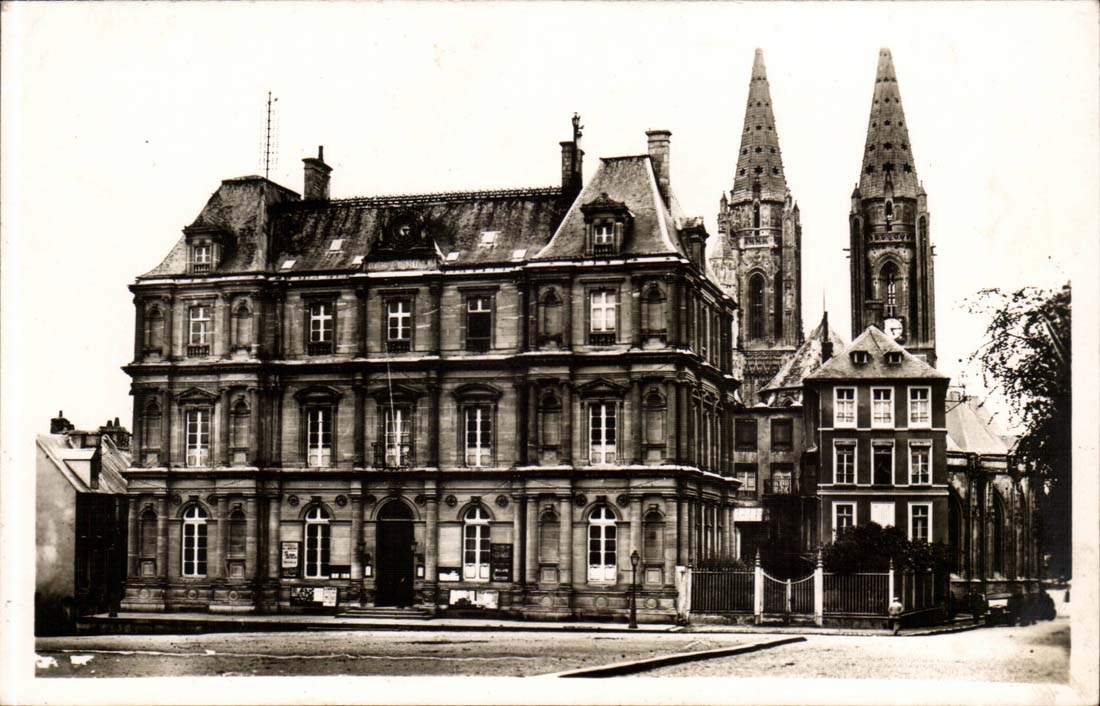 Saint Lo - L' Hotel de Ville et les Tours de Notre Dame - CPA 