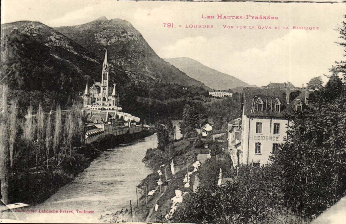 Lourdes - Vue sur le Gave et la Basilique - CPA 
