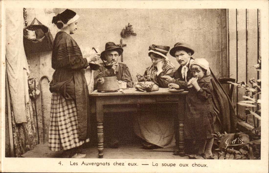 CPA Les auvergnats chez eux La soupe aux choux Auvergne