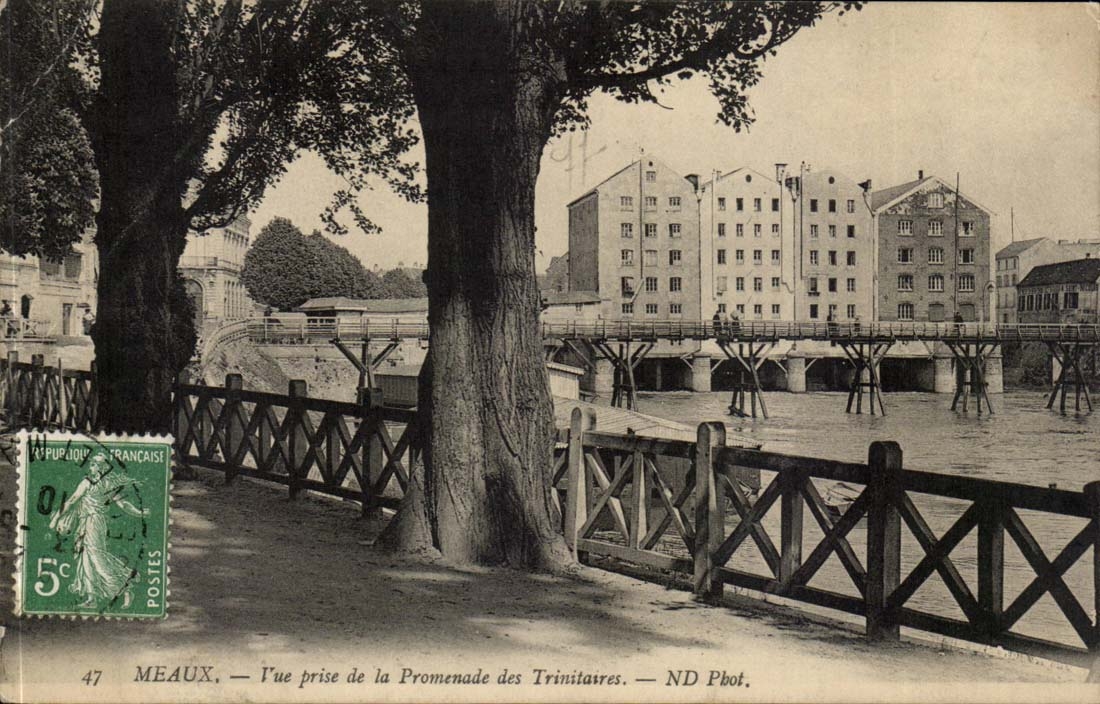 Meaux CPA Vue prise de la promenade des Trinitaires