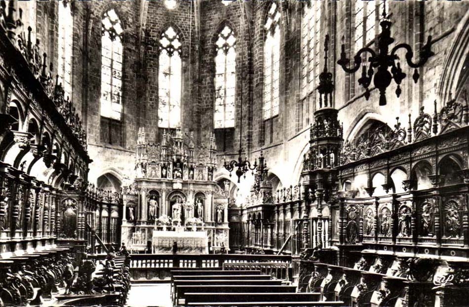 Saint Bertrand de Comminges CPA Interieur de la cathedrale Le maitre autel et les stalles