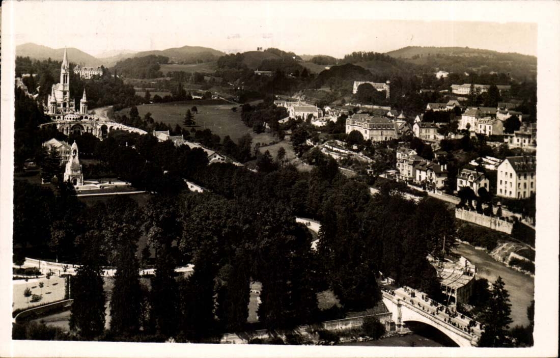 Lourdes — La Basilique et le Pont St-Michel — Edition P. DOUCET