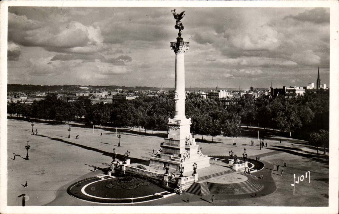 Bordeaux CPA Place des quinconces et monument des Girondins