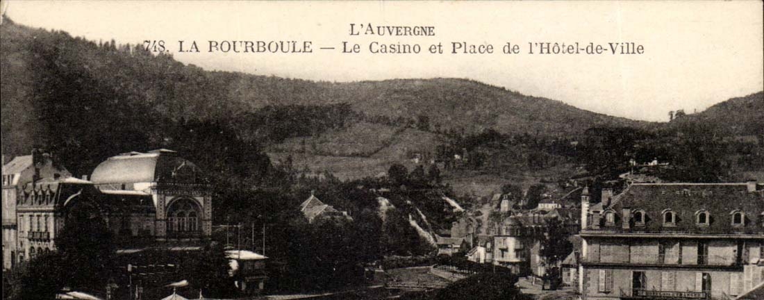 La Bourboule - Le Casino et Place e L'Hotel de Ville - CPA 