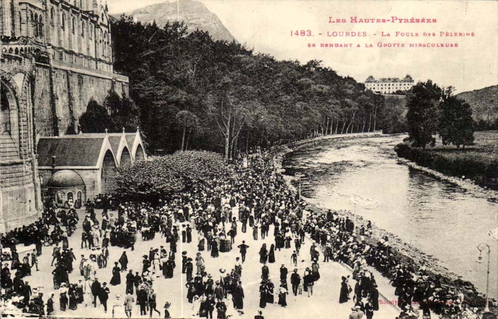 Lourdes - La Foule des Pelerine - La Grotte Miraculeuse - CPA 