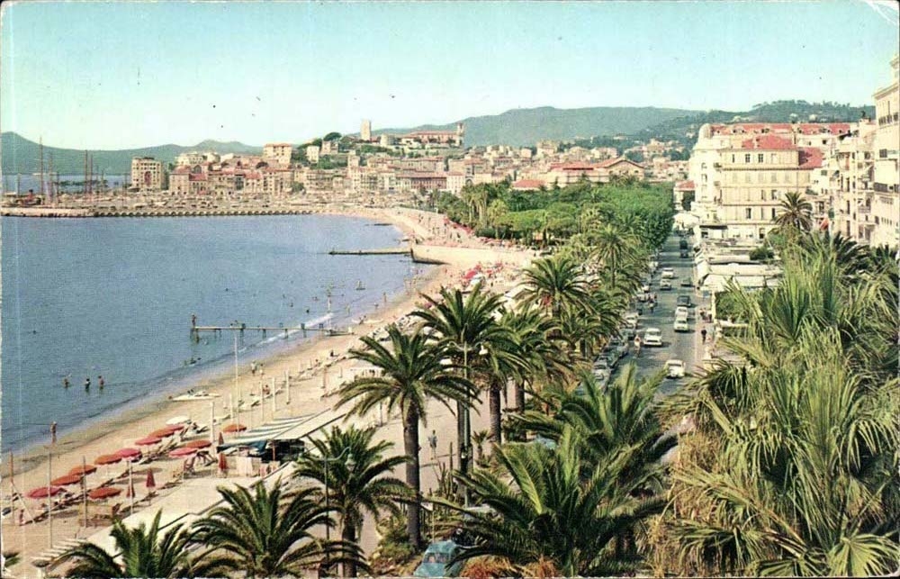 CPA Cannes La promenade et la plage de la Croisette et le Suquet
