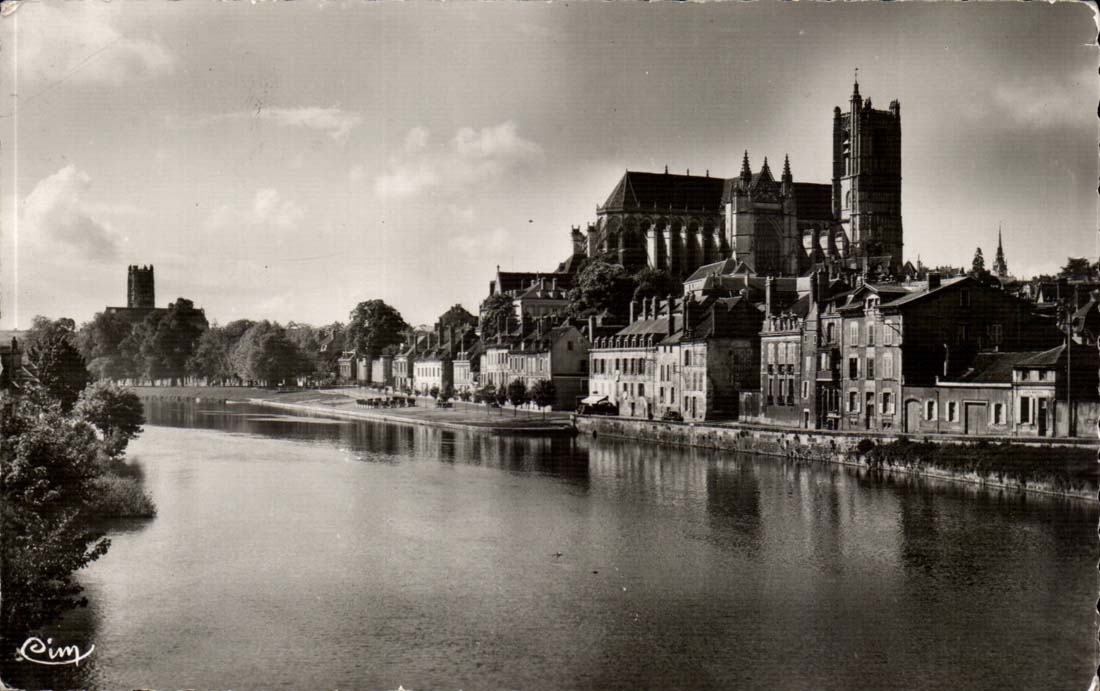 CPSM Auxerre La cathedrale vue des bords de l'Yonne