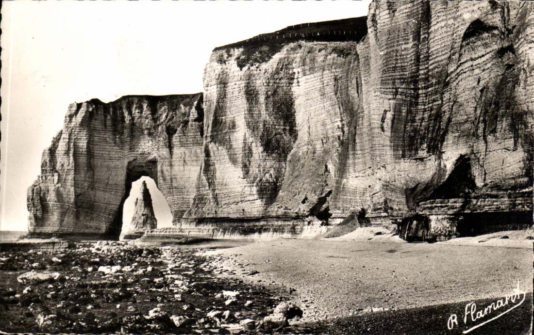 Etretat — L'Aiguille à travers la Manneporte — R. Flamart