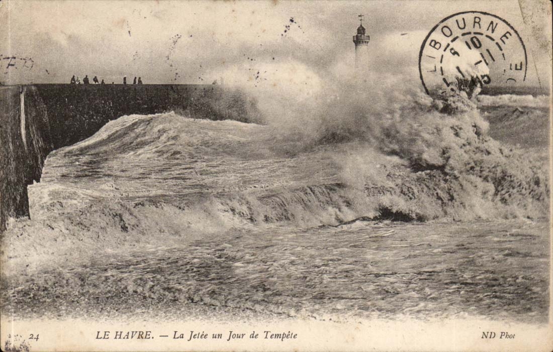 Le Havre - La Jetee un jour de Tempete Phare lighthouse CPA 