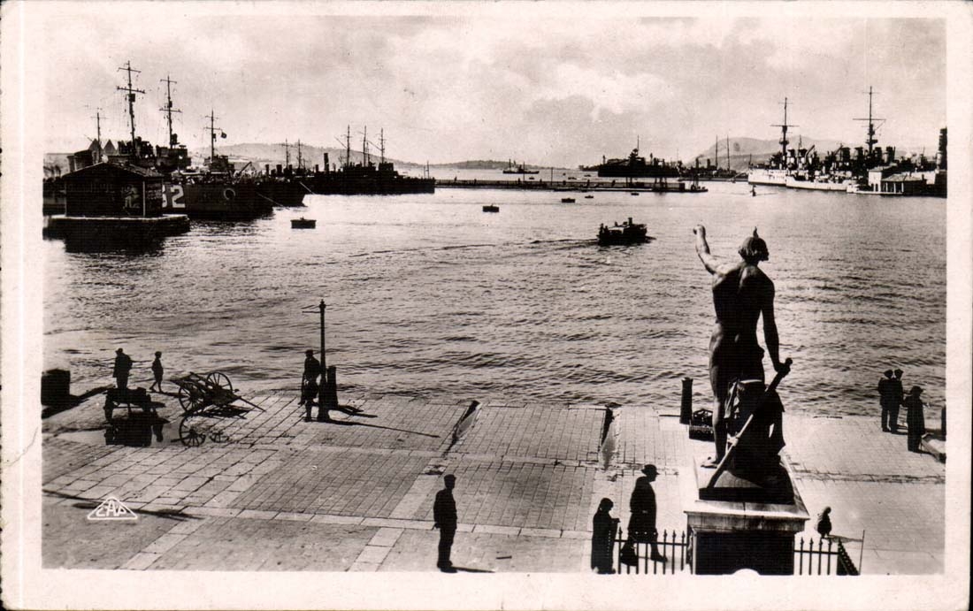 Toulon - Le Genie de la Mer et la Sortie du Port CPA 