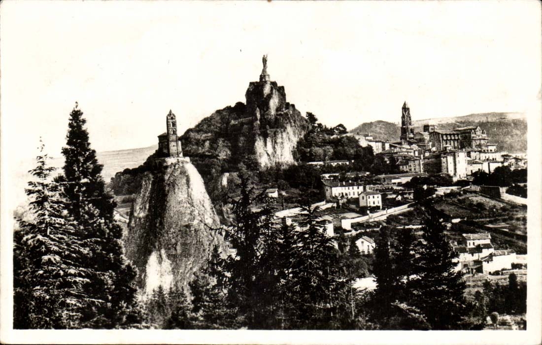 Le Puy — Vue prise à travers les pins — REAL-PHOTO - STRASBOURG