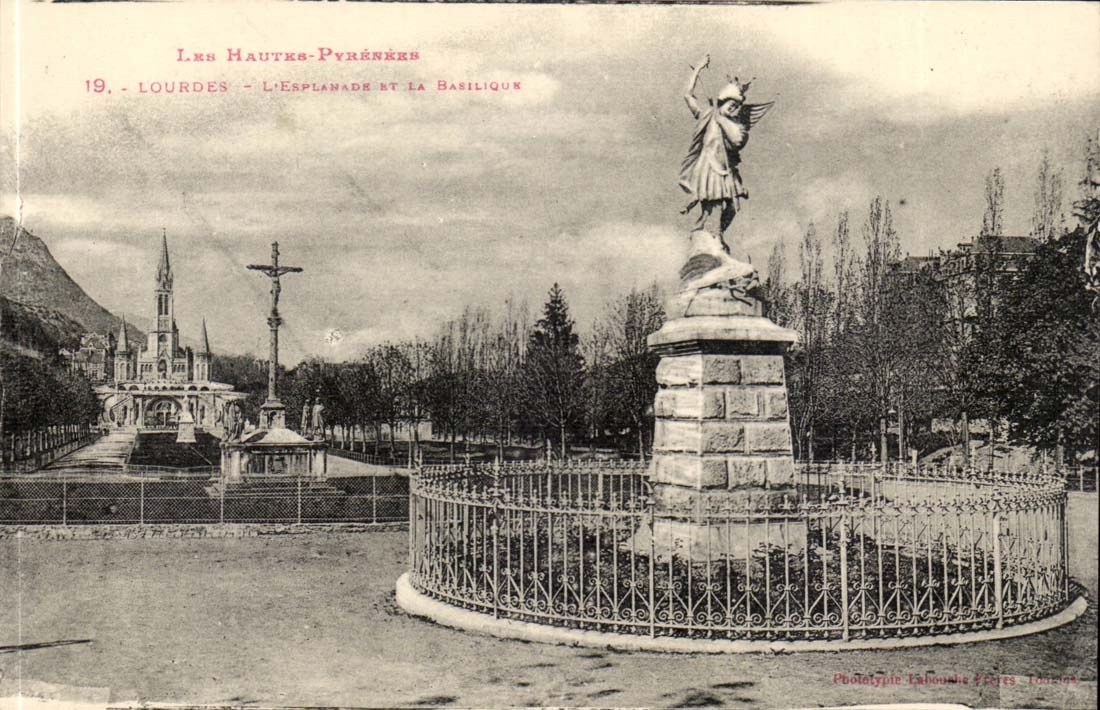 CPA Lourdes L'esplanade et la basilique