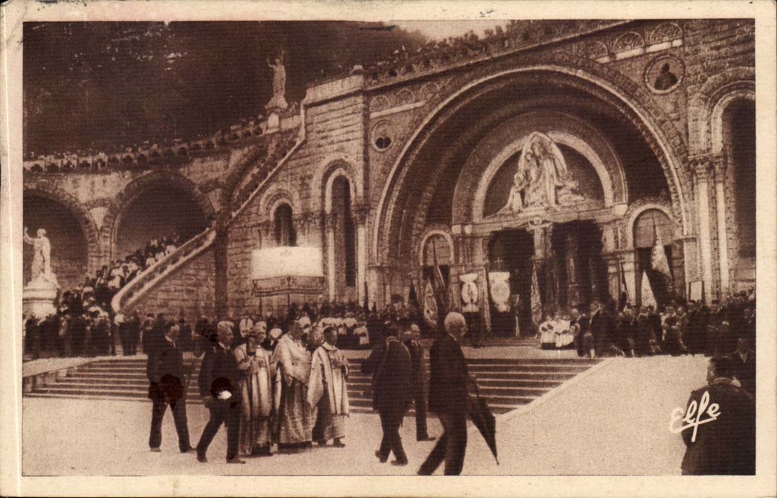 Lourdes CPA Benediction du Saint Sacrement devant le rosair