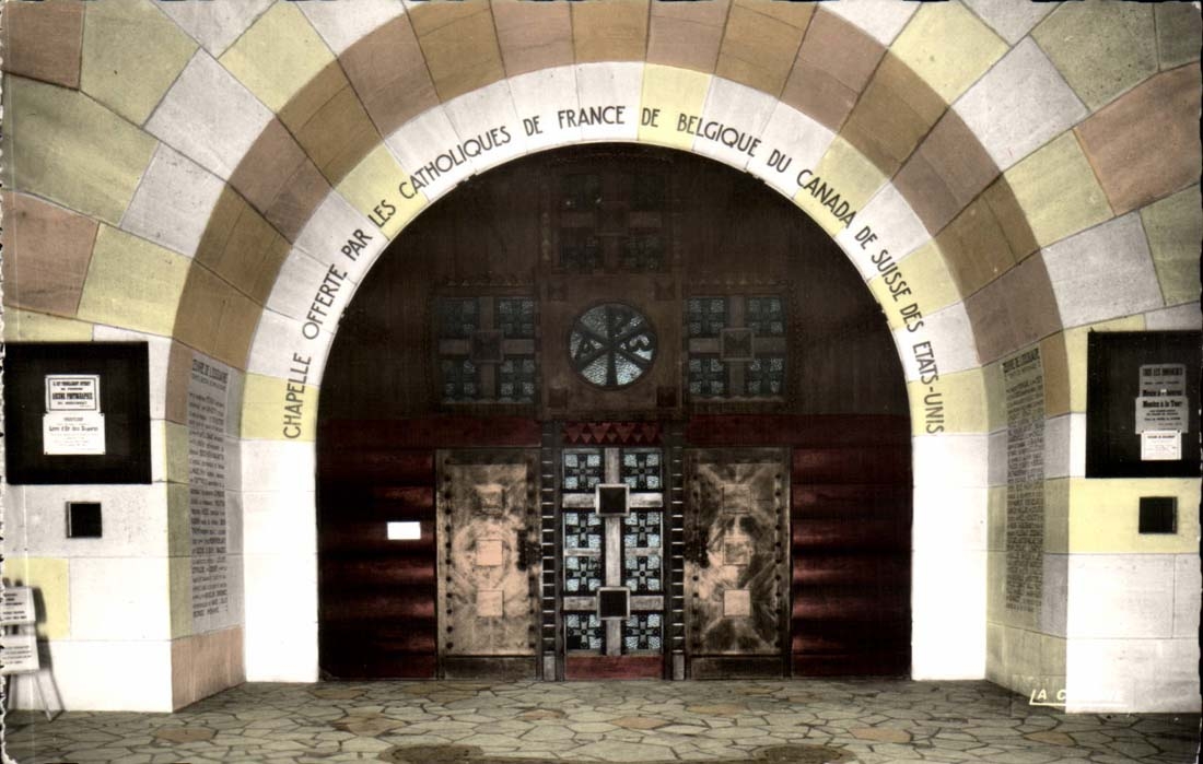 Entrée de la chapelle de l'Ossuaire de Douaumont — Chapelle offerte par les catholiques de France, Belgique, Canada, Suisse, États-Unis — Éditions La Cicogne, Reims