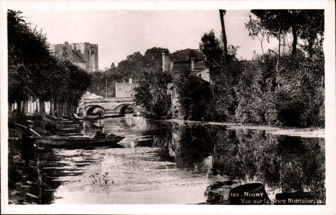 Niort — Vue sur la Sèvre Niortaise — «Real-Photo» C.P. Strasbourg