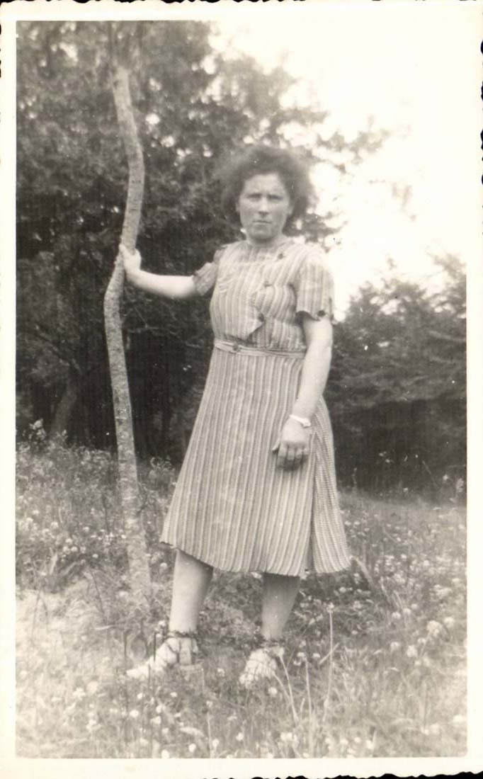 Fantaisie - Femme avev baton - Grumpy woman with walking stick - CPA 
