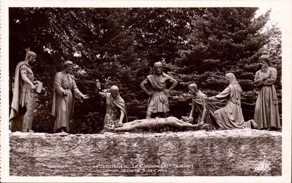 Lourdes CPA Le calvaire Jesus attache a la croix