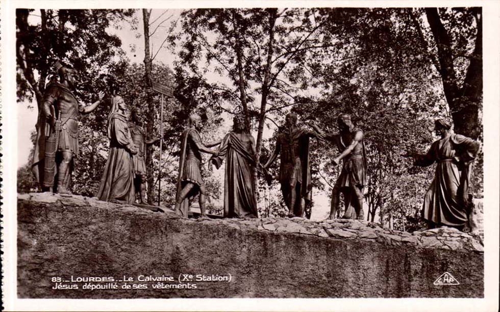 Lourdes CPA Le calvaire Jesus depouille de ses vetements