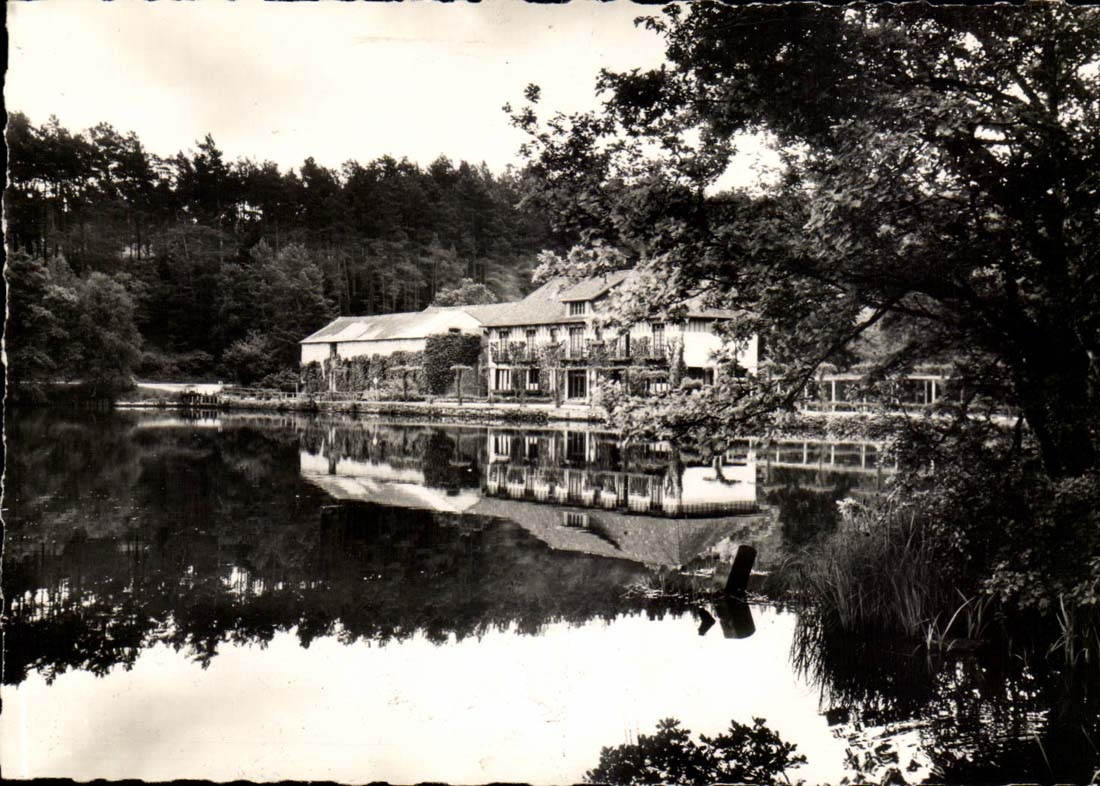 CPA Environs de Bagnoles de l'Orne La vallee de la cour (paradis des gourmets)