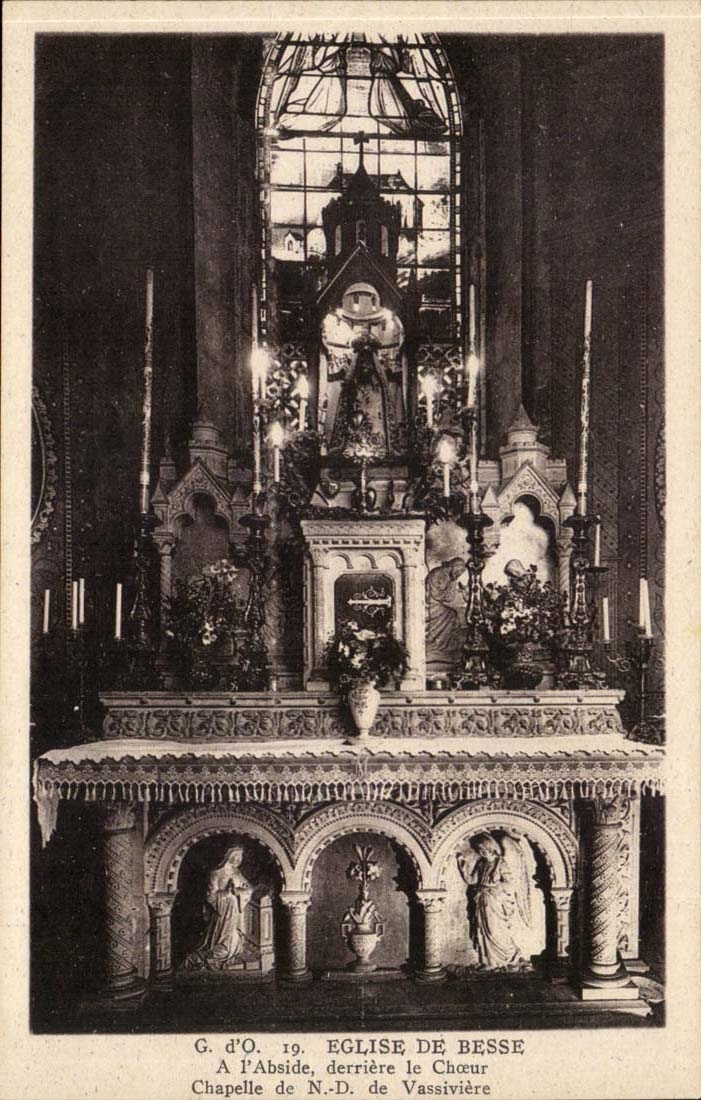 Chapelle de N.-D. de Vassivière — à l'abside derrière le chœur — Église de Besse