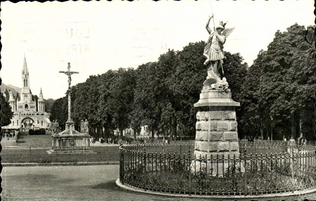 Lourdes CPA La basilique Saint Michel et le calvaire breton