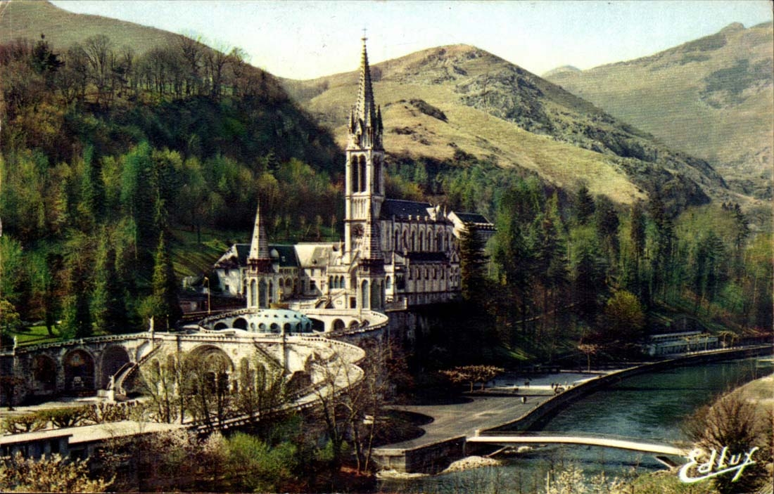 Lourdes CPA La basilique le Gave et le nouveau pont inaugure le 25 mars 1966