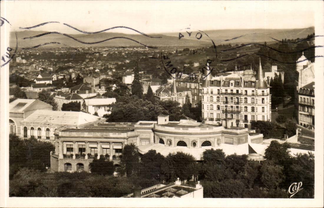 Royat CPA Vue panoramique sur le casino