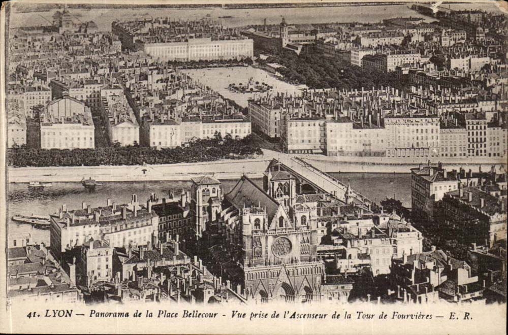 LYON — Panorama de la Place Bellecour — Vue prise de l'Ascenseur de la Tour de Fourvières — E. R.