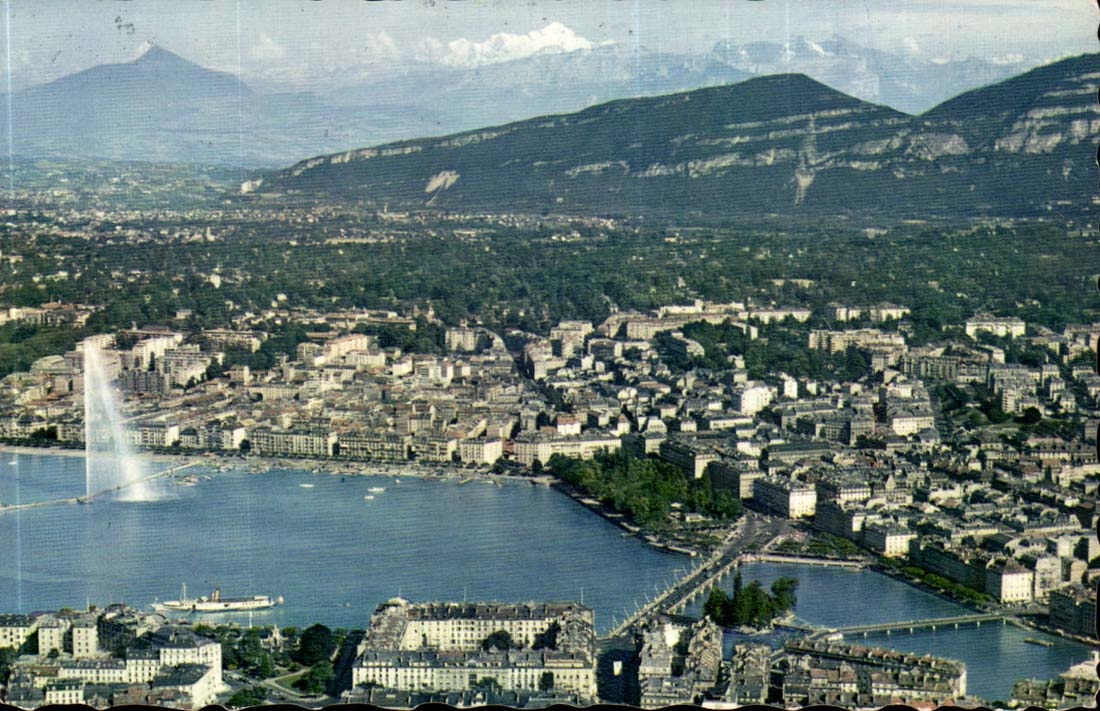 Suisse Geneve CPM Vue aerienne de la ville et la chaine du Mont Blanc 
