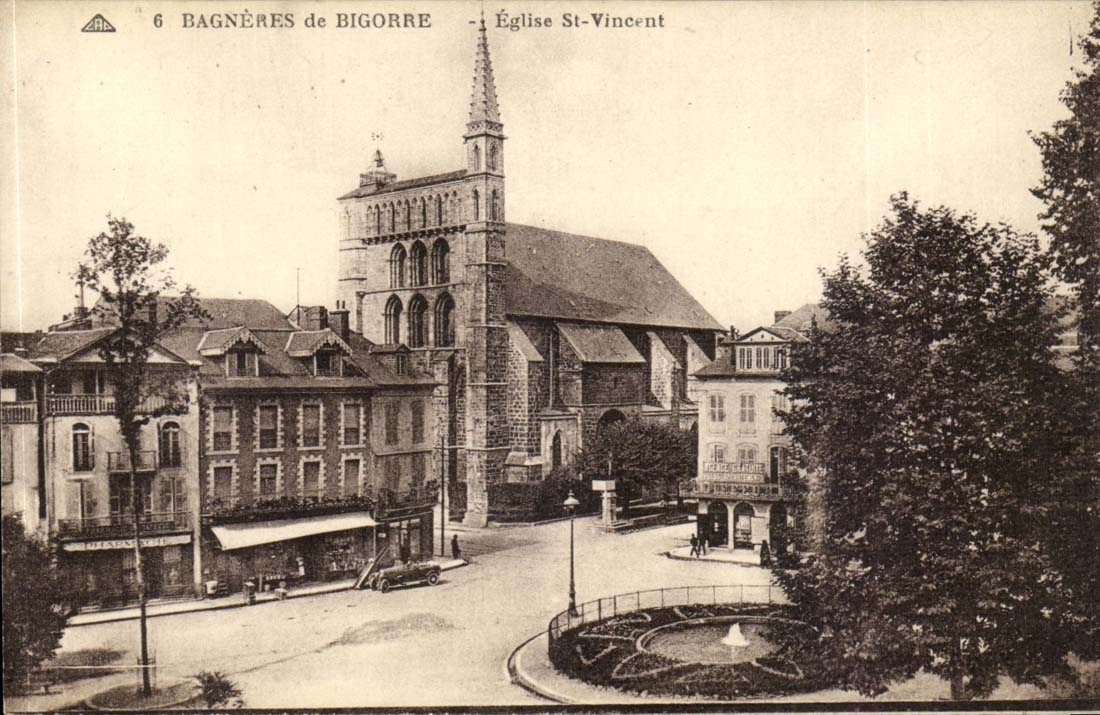 Bagnères-de-Bigorre — Église Saint-Vincent et place centrale — Éditeur : CPAPHIL