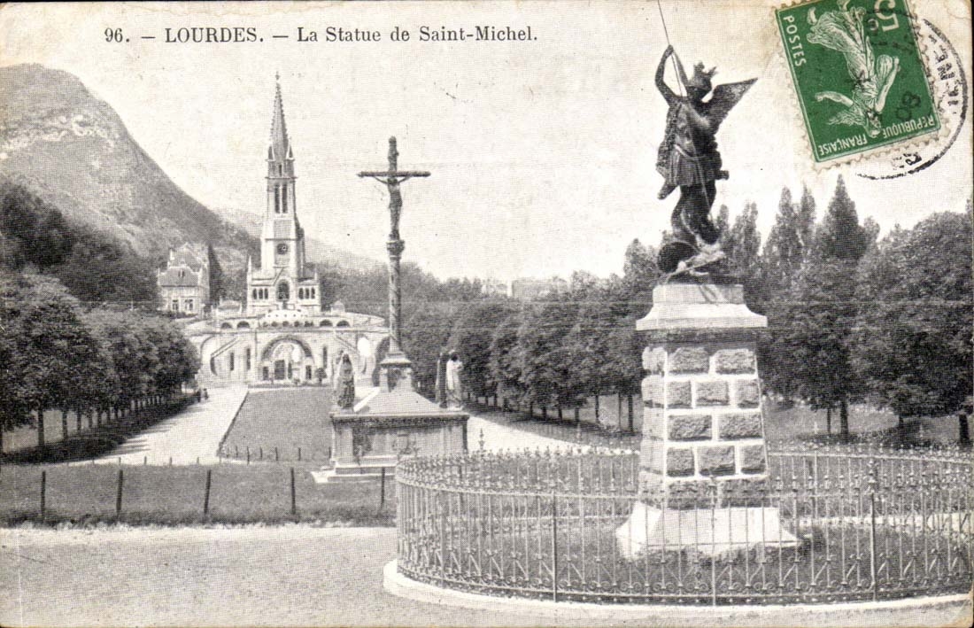 Lourdes CPA la statue de Saint Michel