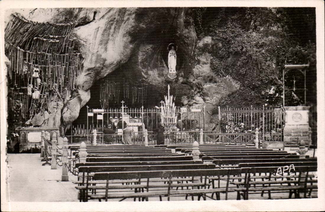 Lourdes CPA La grotte miraculeuse