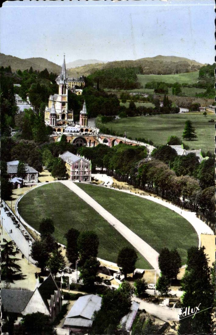 Lourdes CPA La basilique St Pie X
