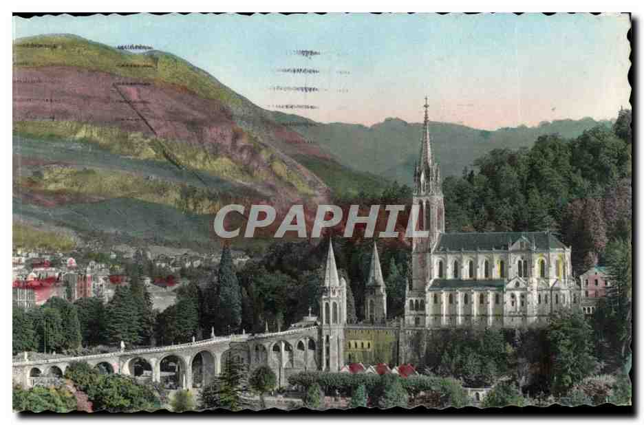 Lourdes CPA La basilique vu du cote et les Pyrenees 