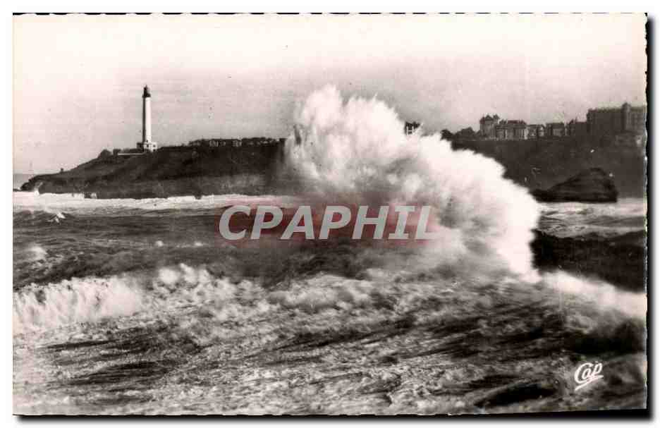 Biarritz CPA Effet de vagues Dans le fond la plage (phare lighthouse)