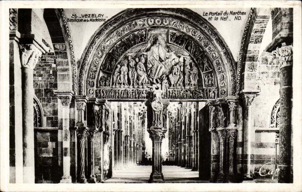 Vézelay — Basilique de la Madeleine — Le Portail du Narthex et la Nef