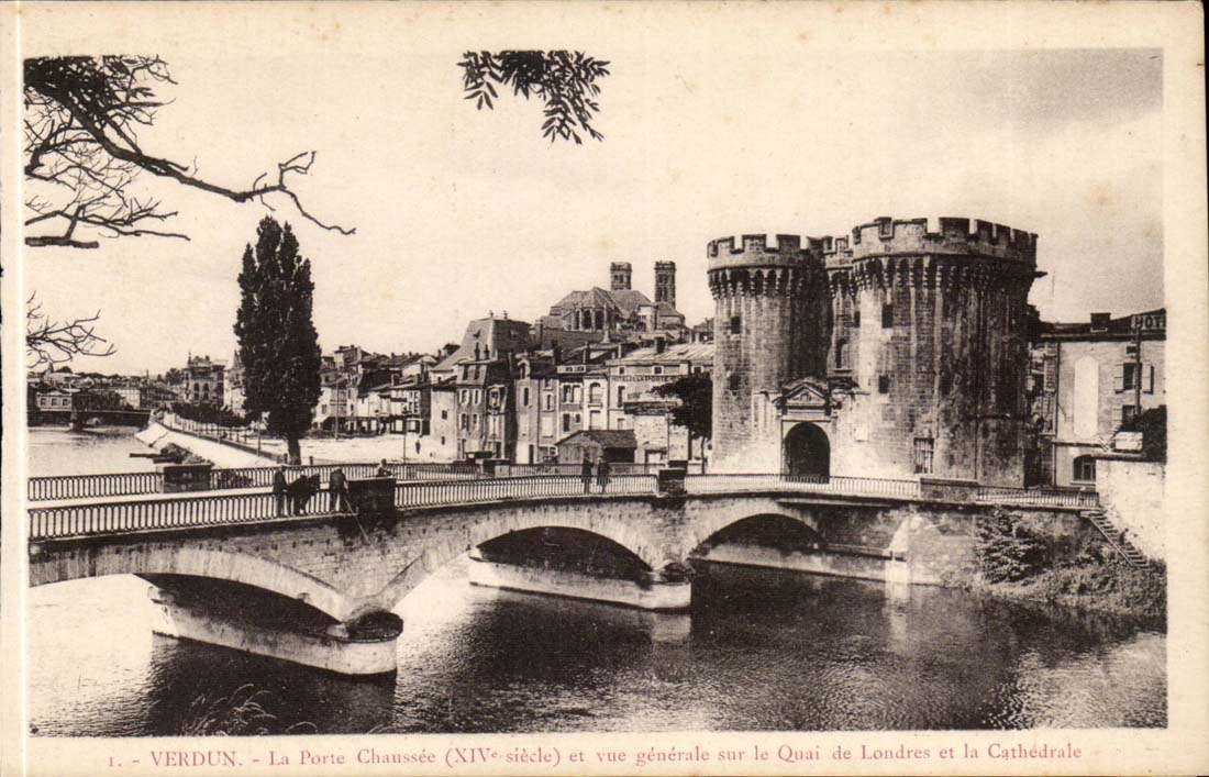 Verdun - La Porte Chaussée (XIVe siècle) et vue générale sur le Quai de Londres et la Cathédrale