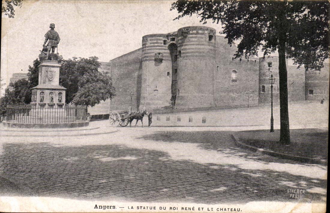 Angers CPA La statue du Roi Rene et le chateau