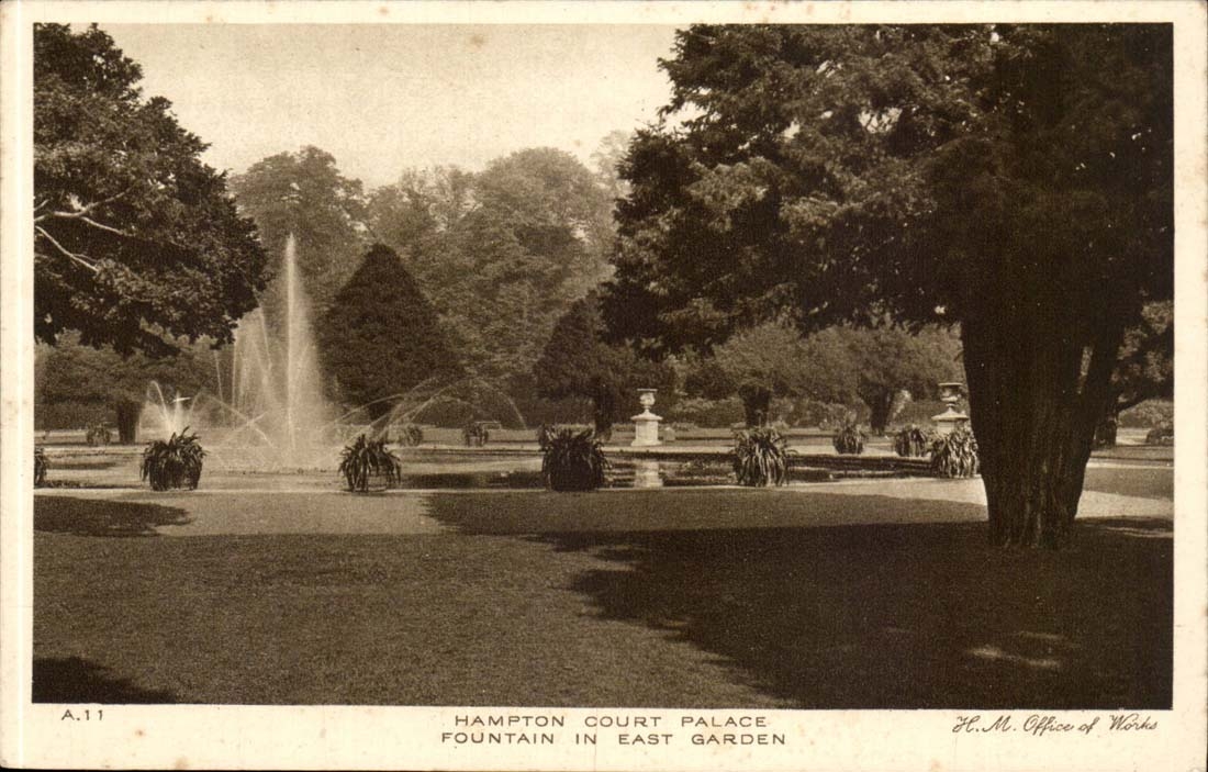 Grande Bretagne London Londres CPA Hampton Court Palace Fountain in EAst Garden