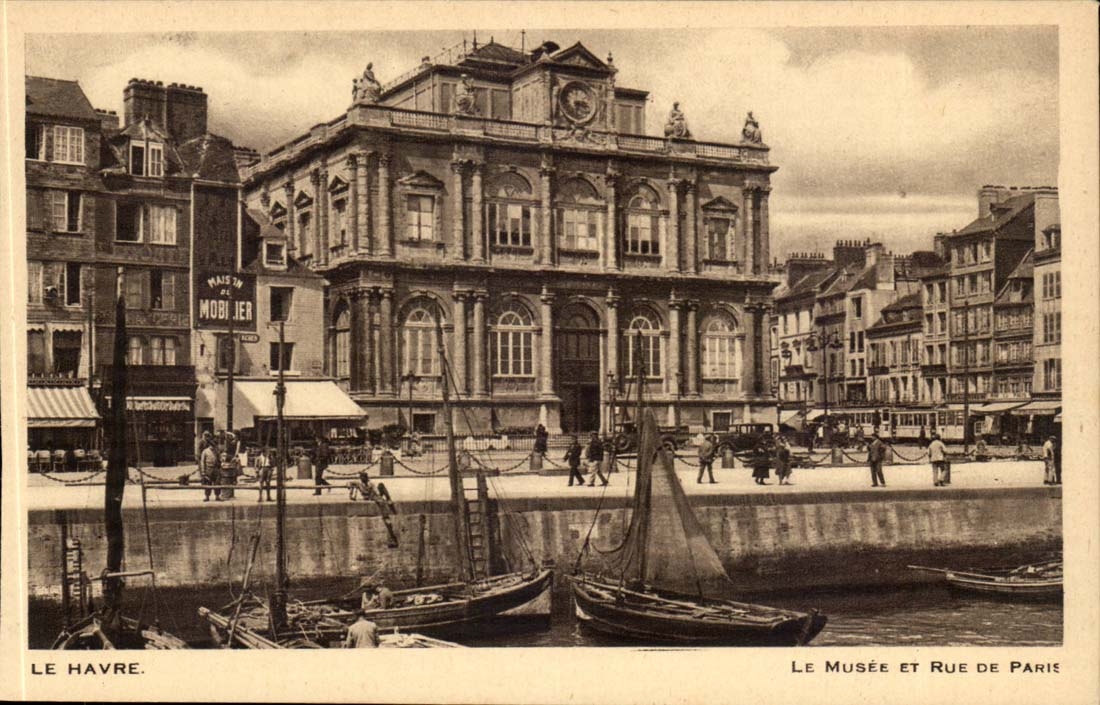 Le Havre CPA Le musee et rue de Paris