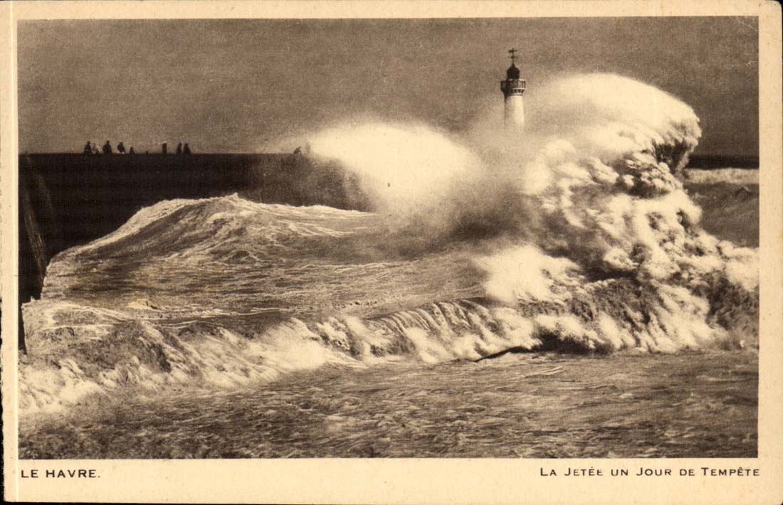 Le Havre CPA La jetee un jour de tempete (phare lighthouse)
