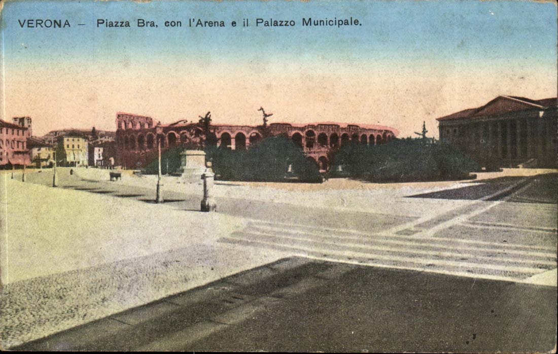 ITalie Italia Verona Piazza Bra con l'arena e il palazzo Municipale