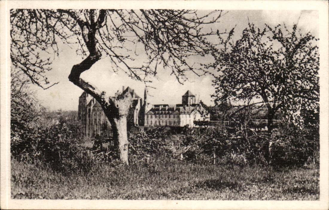 CPA Abbaye St Pierre de Solesmes Sarthe Vue des collines a l'ouest