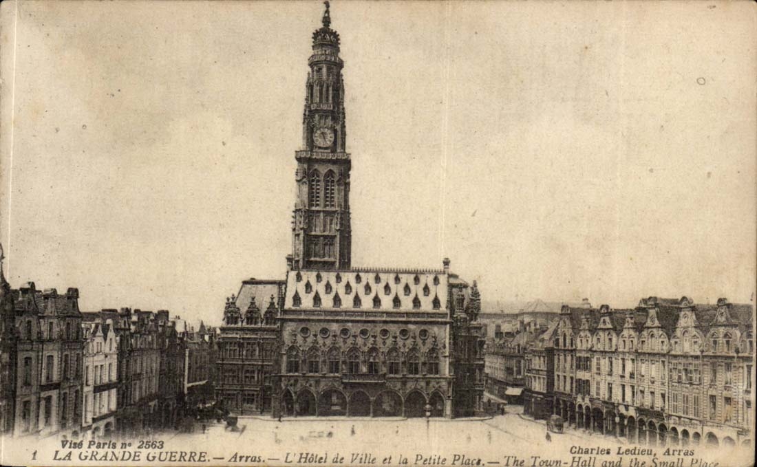 La grande guerre Arras CPA Hotel de ville et la petite place 