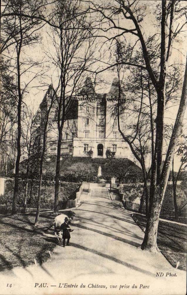 PAU — L'Entrée du Château, vue prise du Parc — ND Phot. n°14